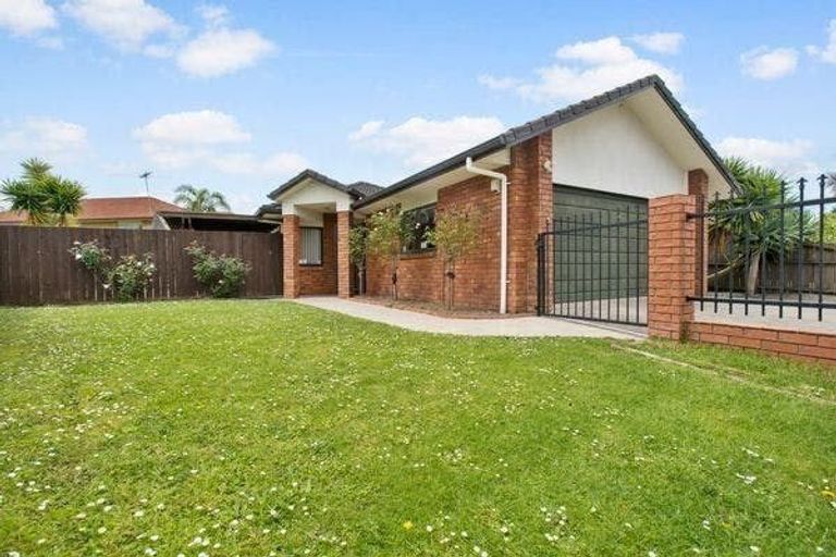 Photo of property in 8 Carisbrook Crescent, Papakura, 2110