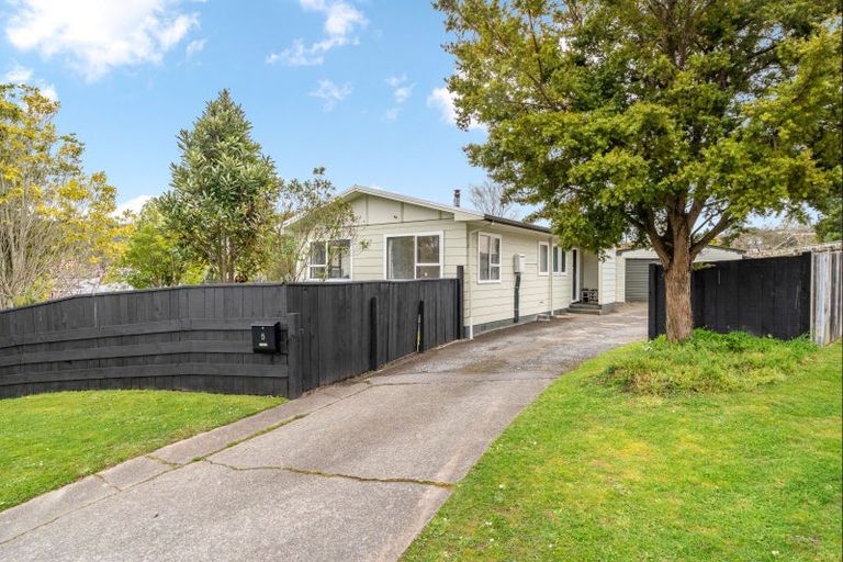 Photo of property in 5 Edelweiss Grove, Timberlea, Upper Hutt, 5018