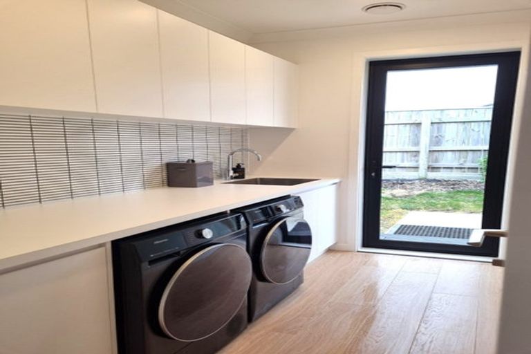 Photo of property in 18 Sardinia Grove, Fitzherbert, Palmerston North, 4410
