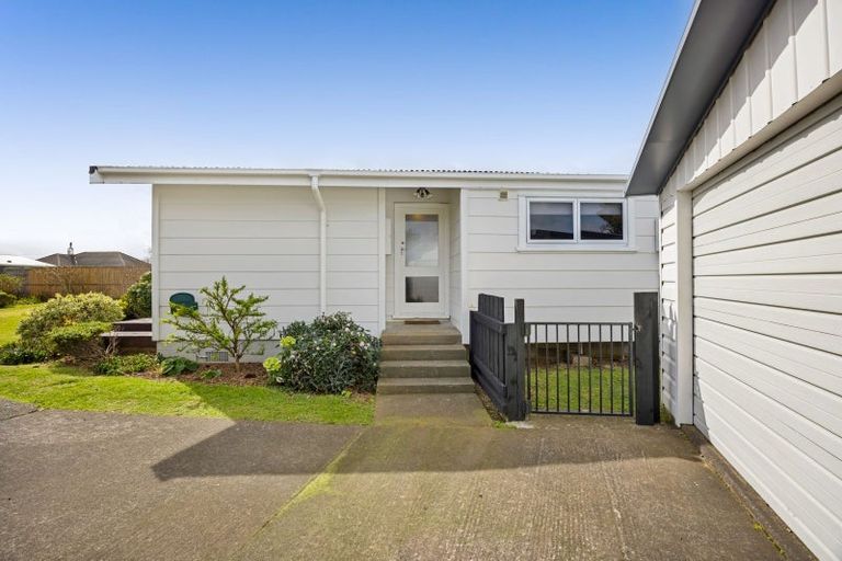 Photo of property in 8 Hughson Place, Opunake, 4616