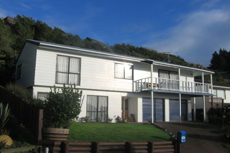 Photo of property in 18 Saint Aidans Way, Tawa, Wellington, 5028