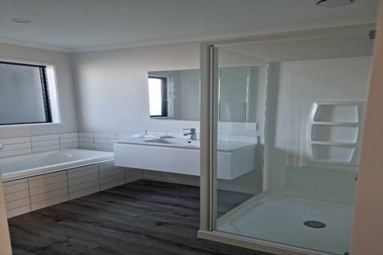 Photo of property in 10 Ronomor Place, Whitianga, 3510