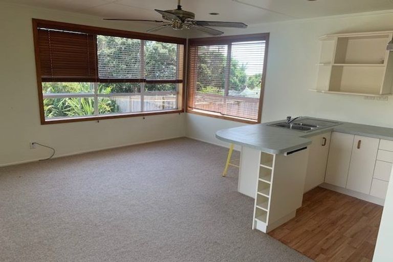 Photo of property in 23 Knights Road, Rothesay Bay, Auckland, 0630