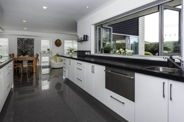 Photo of property in 10 Waitotara Way, Whitianga, 3510