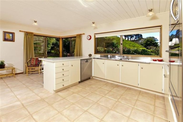 Photo of property in 4 Honeysuckle Lane, Mairangi Bay, Auckland, 0630