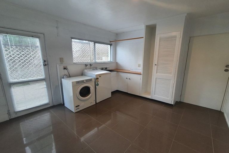 Photo of property in 2/42 Knightsbridge Drive, Forrest Hill, Auckland, 0620