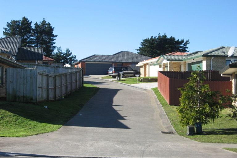 Photo of property in 22 Glenveagh Park Drive, Weymouth, Auckland, 2103