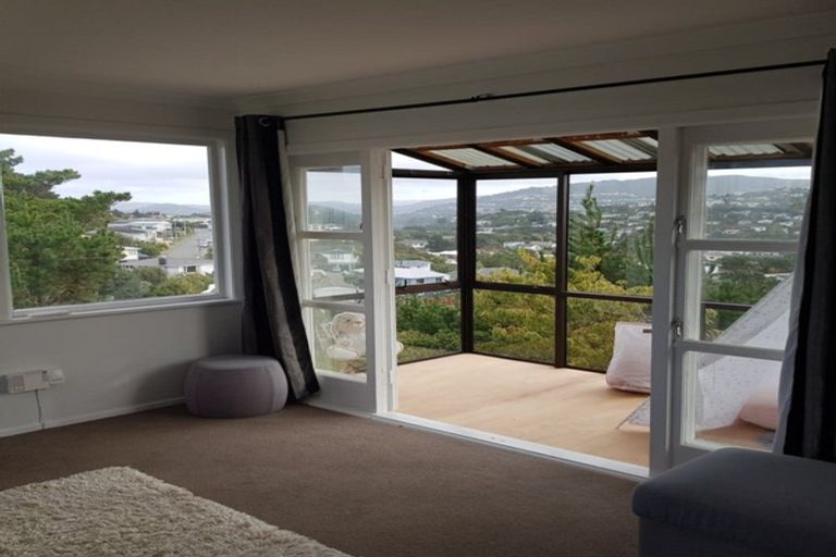 Photo of property in 48 Brooker Grove, Newlands, Wellington, 6037