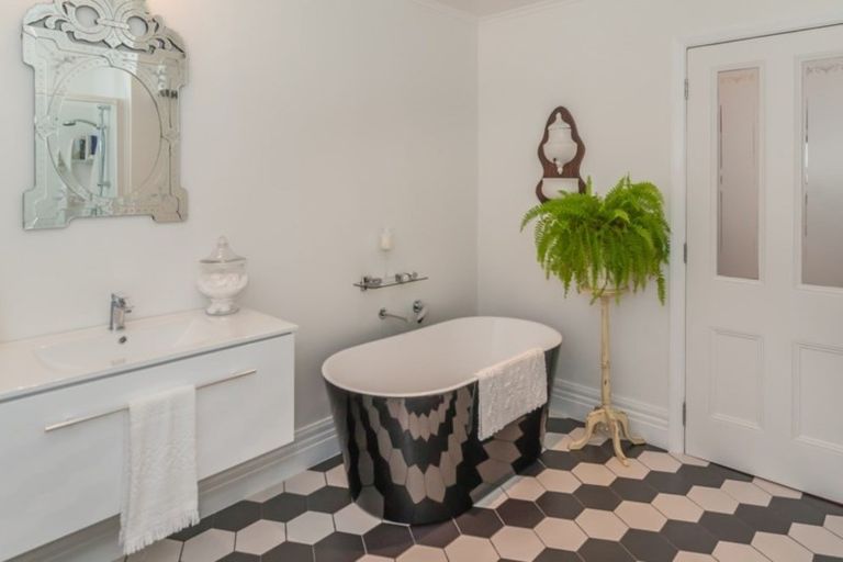 Photo of property in 326 Heatherlea Road East, Levin, 5571