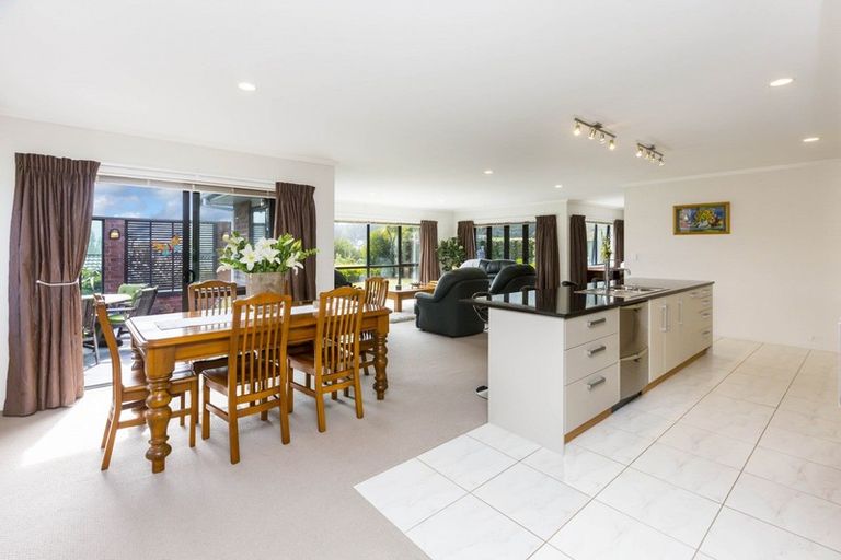 Photo of property in 22 Jade Crescent, Timberlea, Upper Hutt, 5018