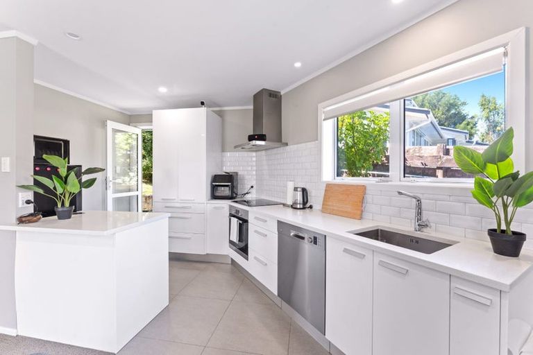 Photo of property in 21 Seon Place, Birkdale, Auckland, 0626