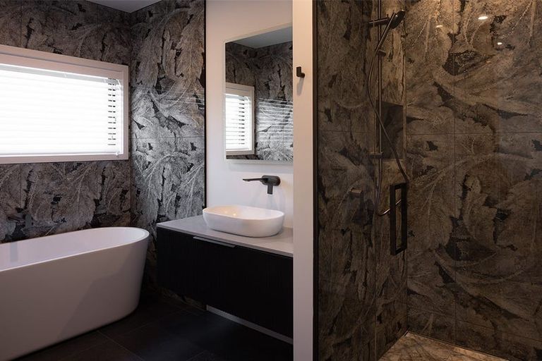 Photo of property in 70 Oak Road, Poraiti, Napier, 4112