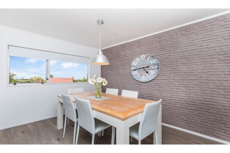 Photo of property in 1/52 Arran Road, Browns Bay, Auckland, 0630