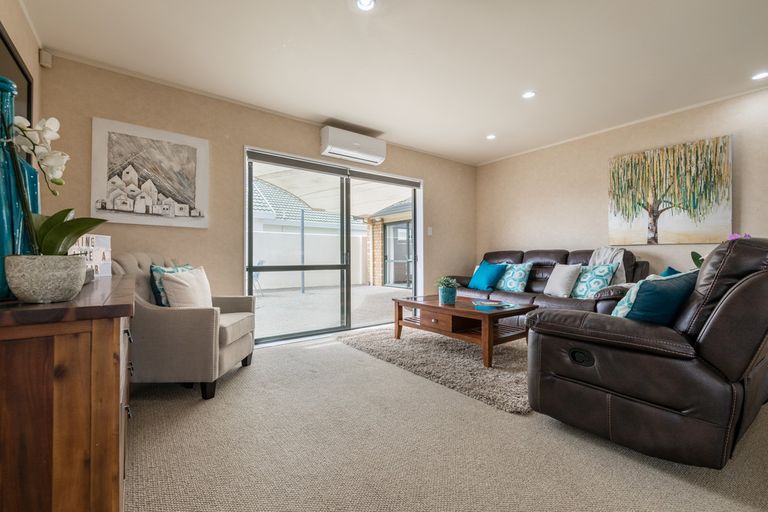 Photo of property in 27 Suncrest Drive, West Harbour, Auckland, 0618