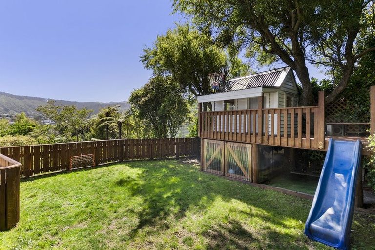 Photo of property in 39 Taylor Terrace, Tawa, Wellington, 5028