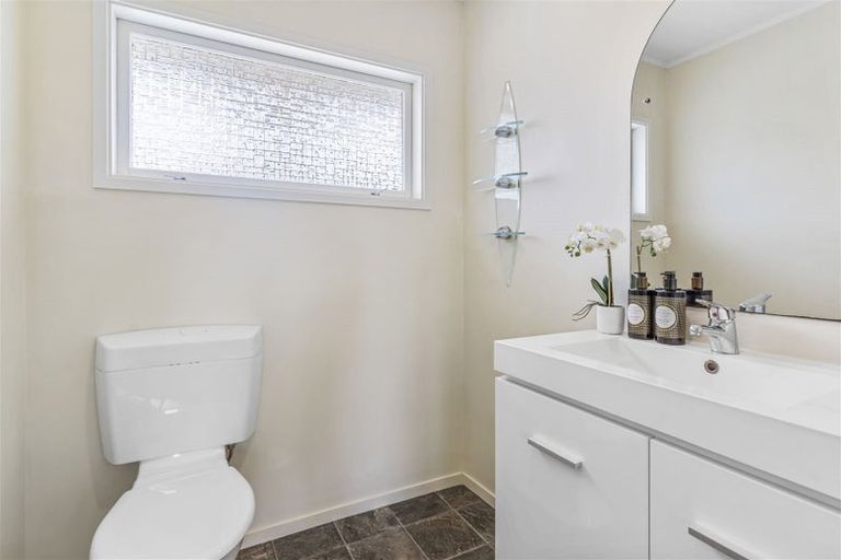 Photo of property in 24 Greendale Spur, Glenfield, Auckland, 0629