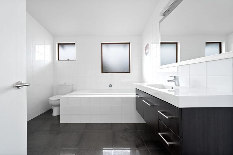 Photo of property in 1 Cron Avenue, Te Atatu South, Auckland, 0610