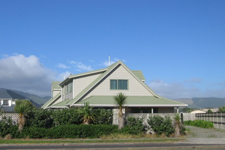 Photo of property in 12 Olliver Grove, Waikanae Beach, Waikanae, 5036