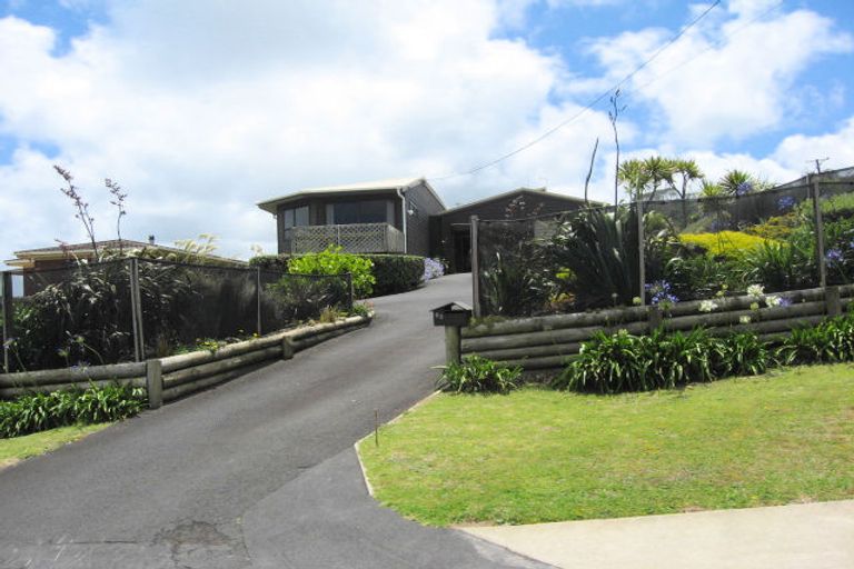 Photo of property in 52 Waitea Road, Muriwai, Waimauku, 0881