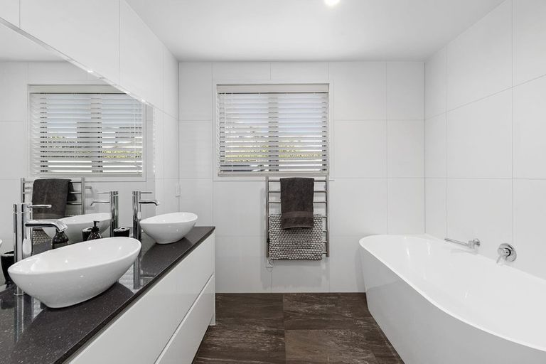 Photo of property in 1/148 Beach Road, Campbells Bay, Auckland, 0630