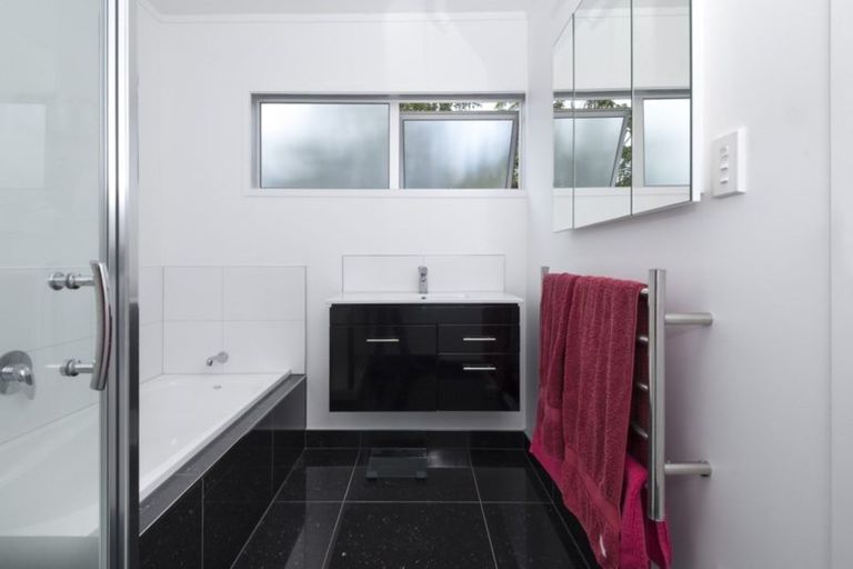 Photo of property in 17 Tanglewood Place, Cockle Bay, Auckland, 2014