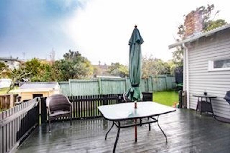 Photo of property in 19 Old Lake Road, Narrow Neck, Auckland, 0624