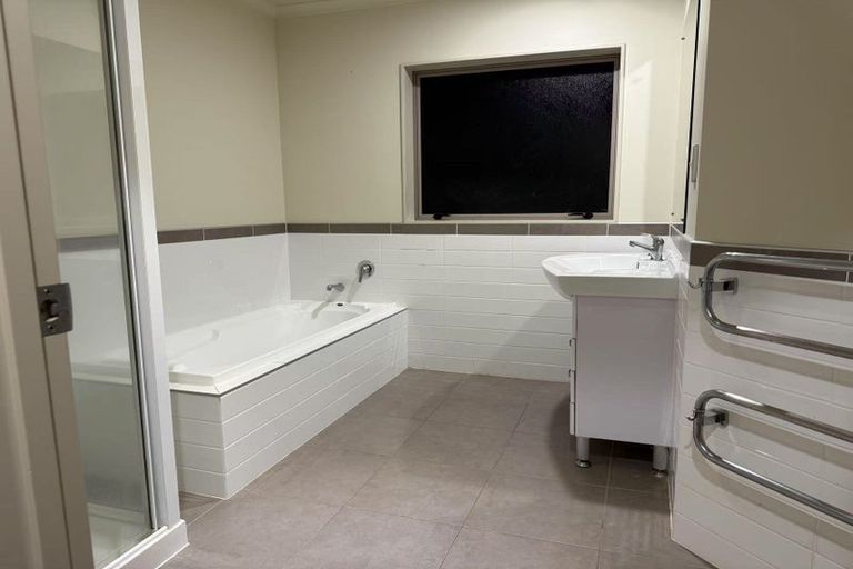 Photo of property in 13 Finbar Close, Flat Bush, Auckland, 2019