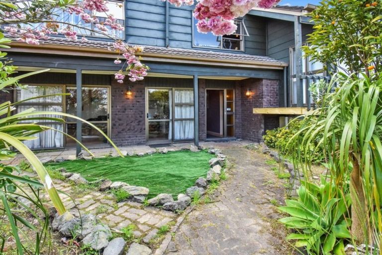 Photo of property in 13a Lawson Way, Weymouth, Auckland, 2103