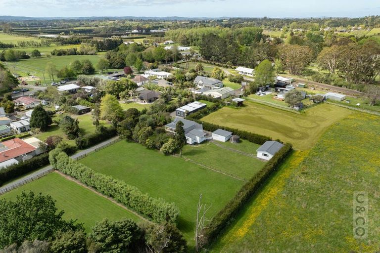 Photo of property in 11 Taupaki Road, Taupaki, 0782