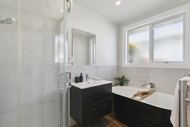 Photo of property in 6 Brooker Grove, Newlands, Wellington, 6037