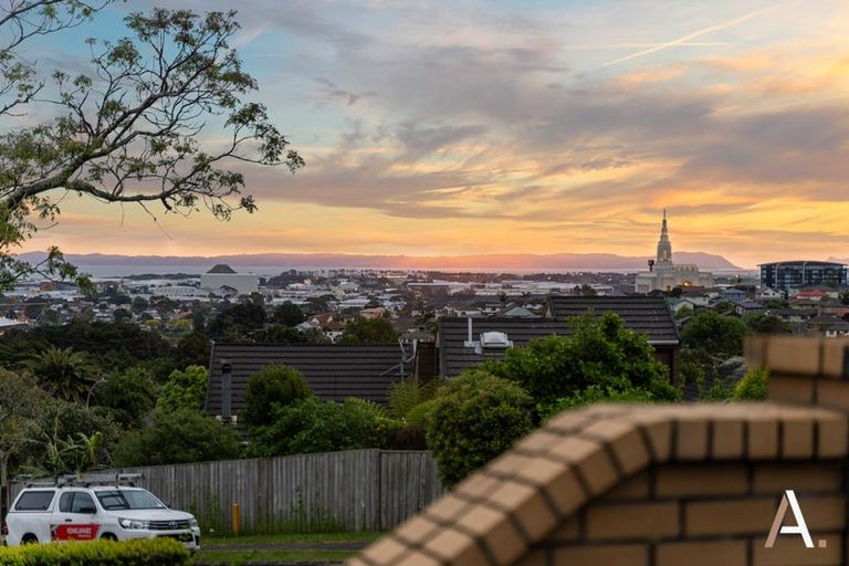 Photo of property in 4 Kingsclere Place, Goodwood Heights, Auckland, 2105
