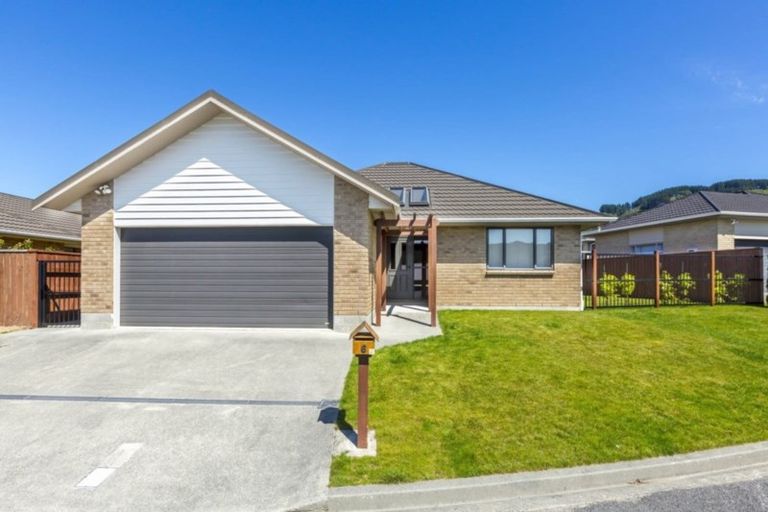 Photo of property in 6 Mcewen Crescent, Riverstone Terraces, Upper Hutt, 5018