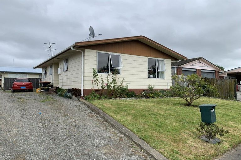 Photo of property in 4-6 Cumberland Place, Kelvin Grove, Palmerston North, 4414