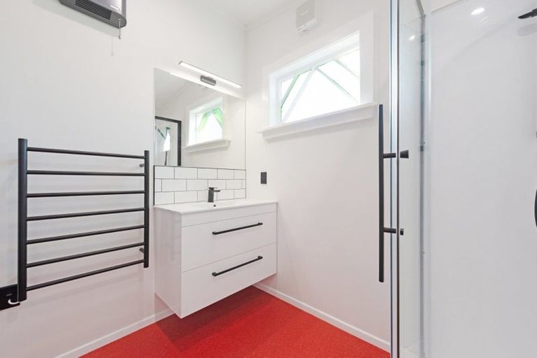 Photo of property in 13 Cave Road, Houghton Bay, Wellington, 6023