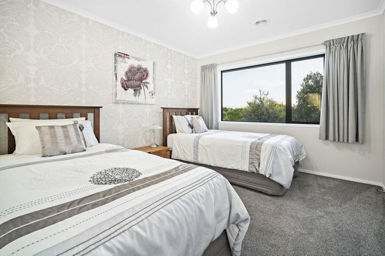 Photo of property in 8 Greenridge Lane, Merrilands, New Plymouth, 4312