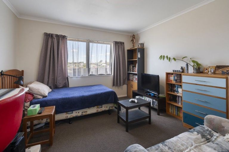 Photo of property in 8 Sunshine Place, Kelvin Grove, Palmerston North, 4414