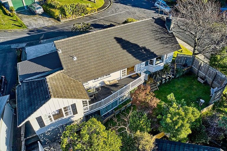 Photo of property in 1 Ecclesfield Grove, Silverstream, Upper Hutt, 5019