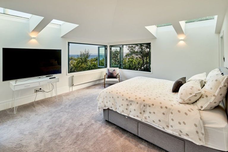 Photo of property in 21 Dillon Street, Lowry Bay, Lower Hutt, 5013