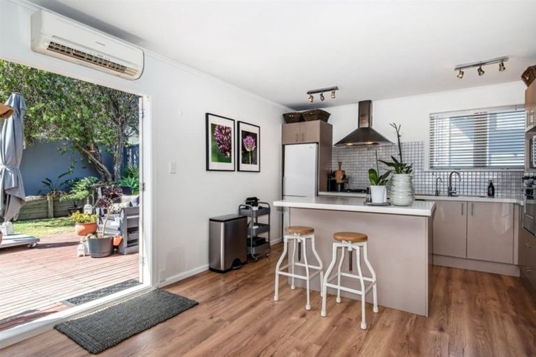 Photo of property in 1/30 Selwyn Crescent, Forrest Hill, Auckland, 0620