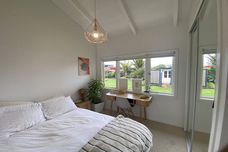 Photo of property in 37 Gill Avenue, Te Atatu Peninsula, Auckland, 0610