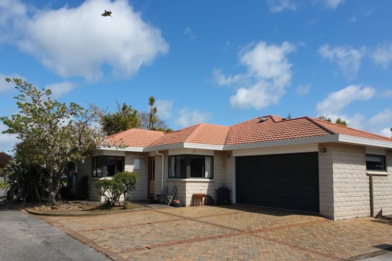 Photo of property in 15 Woburn Place, Takaro, Palmerston North, 4412