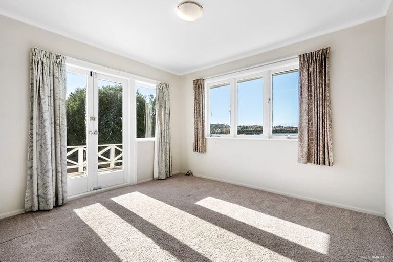 Photo of property in 219 Wairau Road, Totara Vale, Auckland, 0627