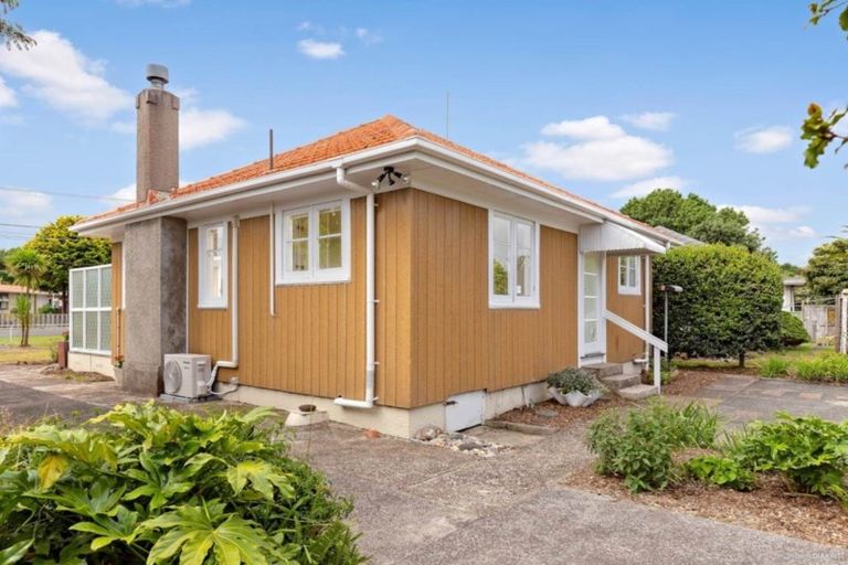 Photo of property in 14 Taikata Road, Te Atatu Peninsula, Auckland, 0610