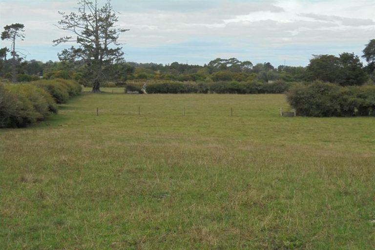 Photo of property in 691 Waitakere Road, Kumeu, 0891