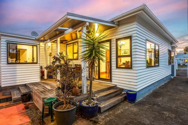 Photo of property in 15 Glamis Avenue, Strathmore Park, Wellington, 6022