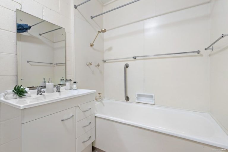 Photo of property in Newman Court Apartments, 2 Newman Terrace, Thorndon, Wellington, 6011