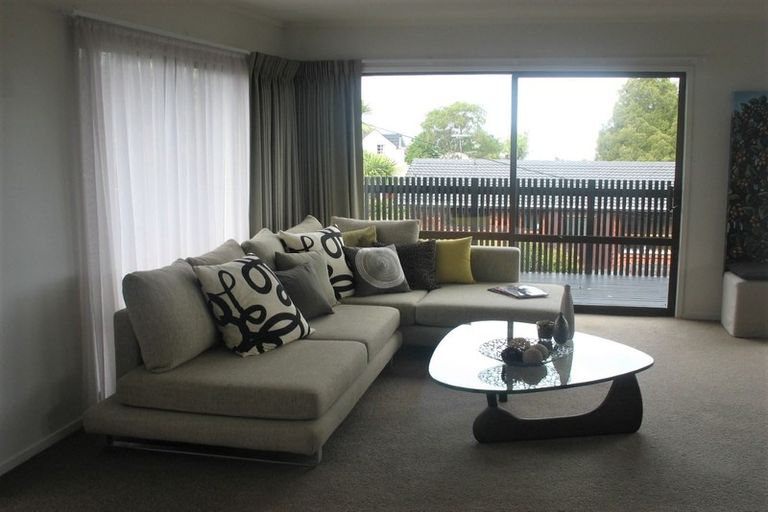 Photo of property in 2/33 Montgomery Avenue, Rothesay Bay, Auckland, 0630