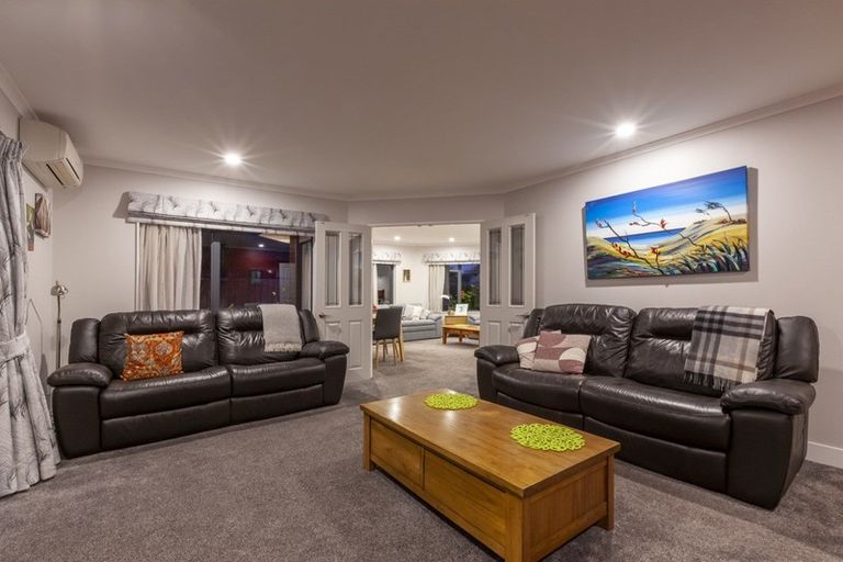 Photo of property in 68 Guildford Drive, Paraparaumu, 5032