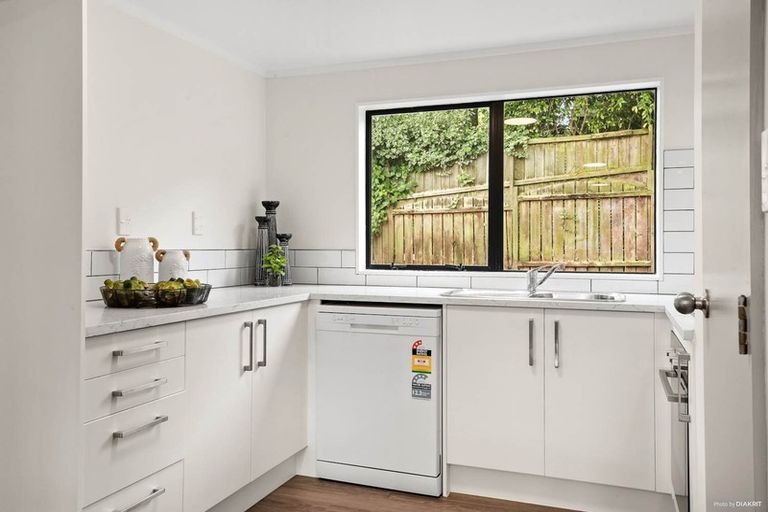 Photo of property in 2/523 Glenfield Road, Glenfield, Auckland, 0629