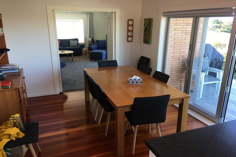 Photo of property in 31a Forrest Hill Road, Milford, Auckland, 0620